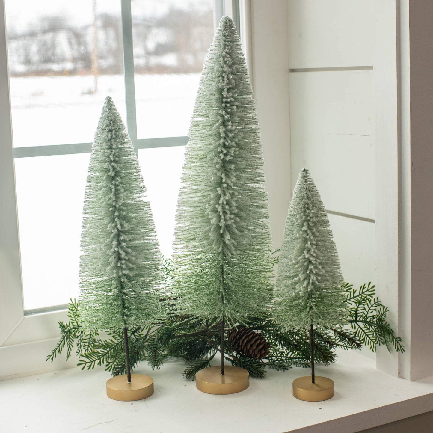 16" GREEN OMBRE FLOCKED LONG STEM BOTTLEBRUSH TREE